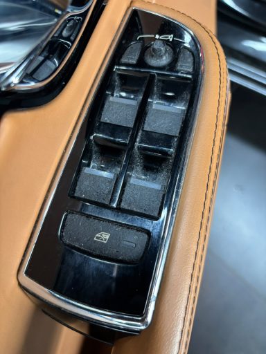 Commandes porte automobile avant nettoyage intérieur par ms esthétique automobile Obernai