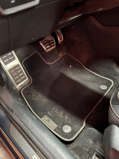 Moquette conducteur avant nettoyage intérieur par ms esthétique automobile Obernai