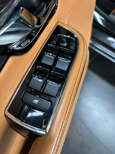 Commandes porte automobile après nettoyage intérieur par ms esthétique automobile Obernai
