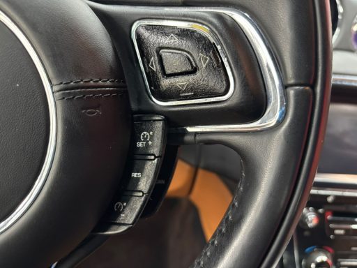 Commandes volant automobile avant nettoyage intérieur par ms esthétique automobile Obernai