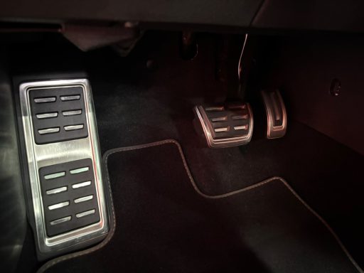 Moquette conducteur après nettoyage intérieur par ms esthétique automobile Obernai